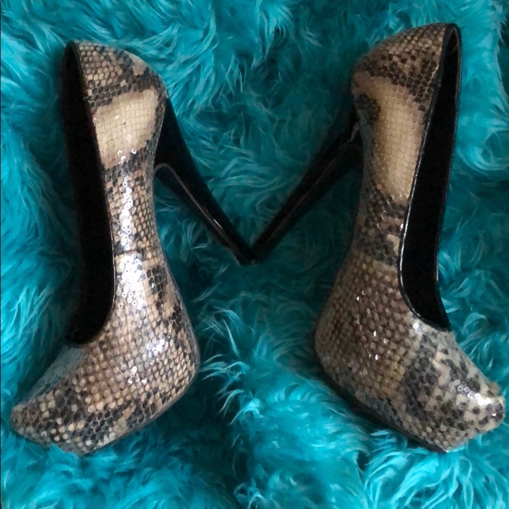MIA Mara Natural Multi Snake Sequins Sz 8.5